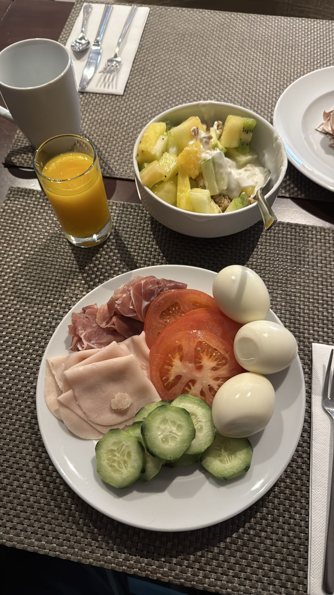 Kahvaltı tabağı ve meyveli yoğurt