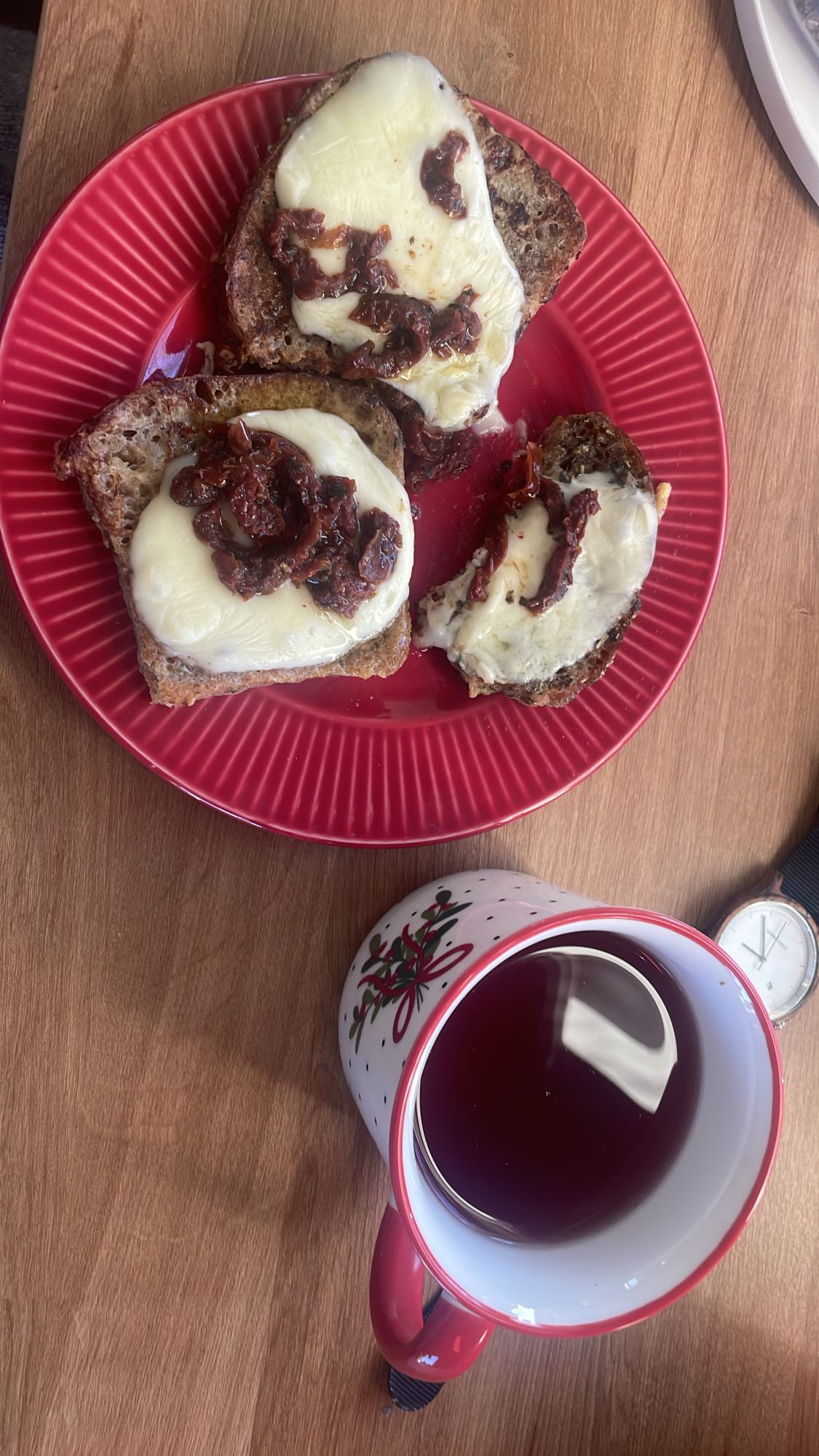 Grzanki z serem i herbatą