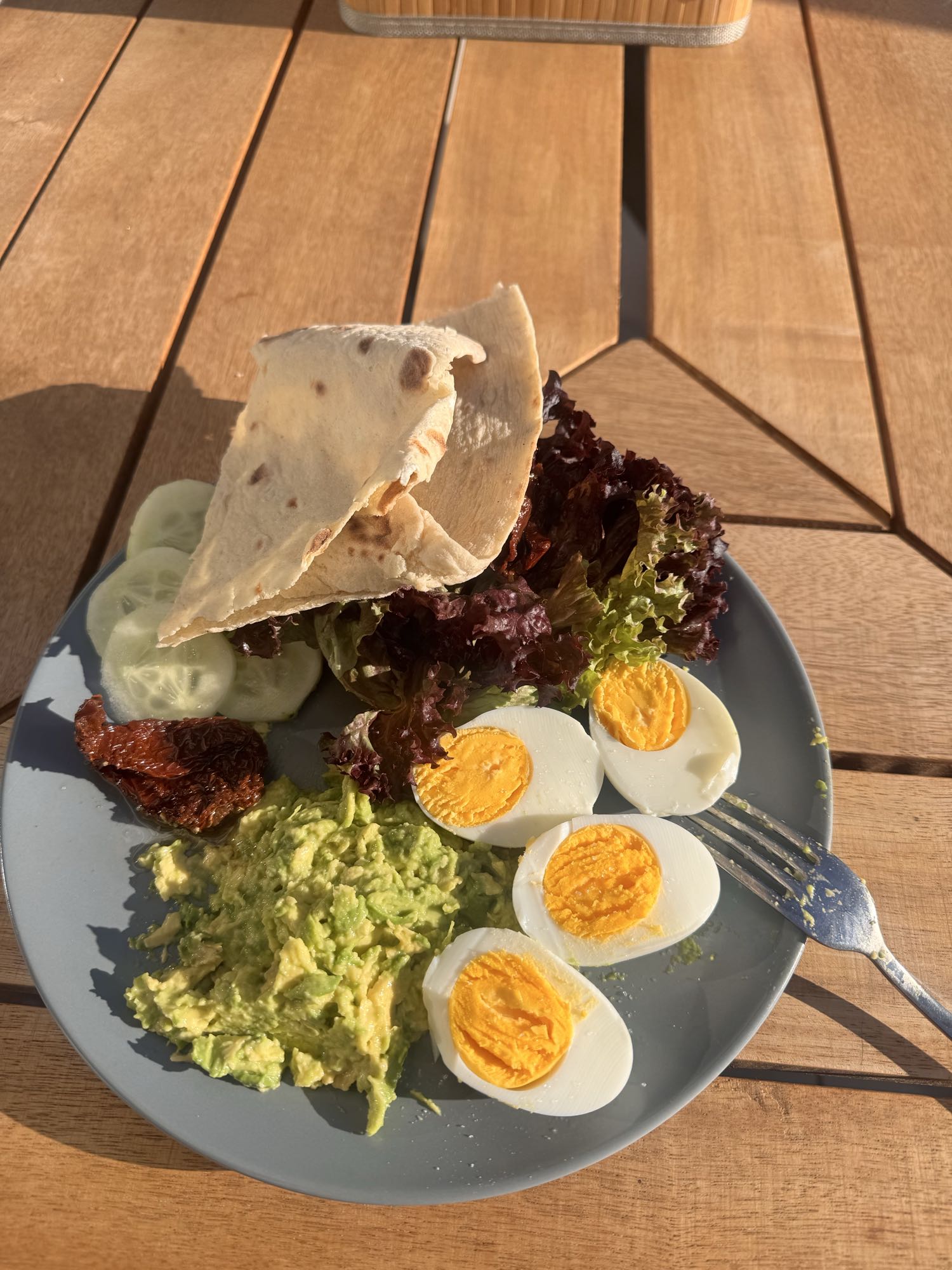 Яйца с авокадо и лавашом