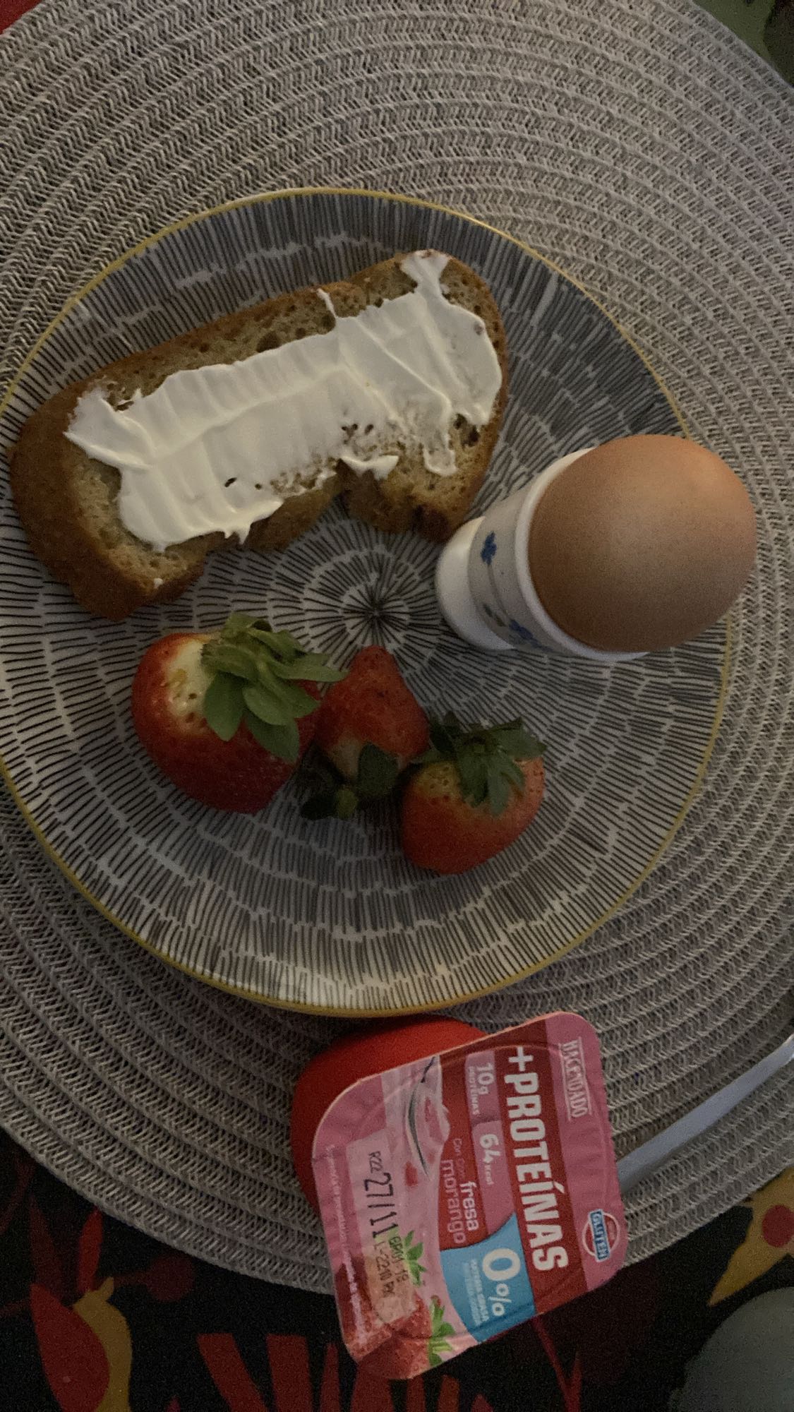 Frukost med ägg och yoghurt