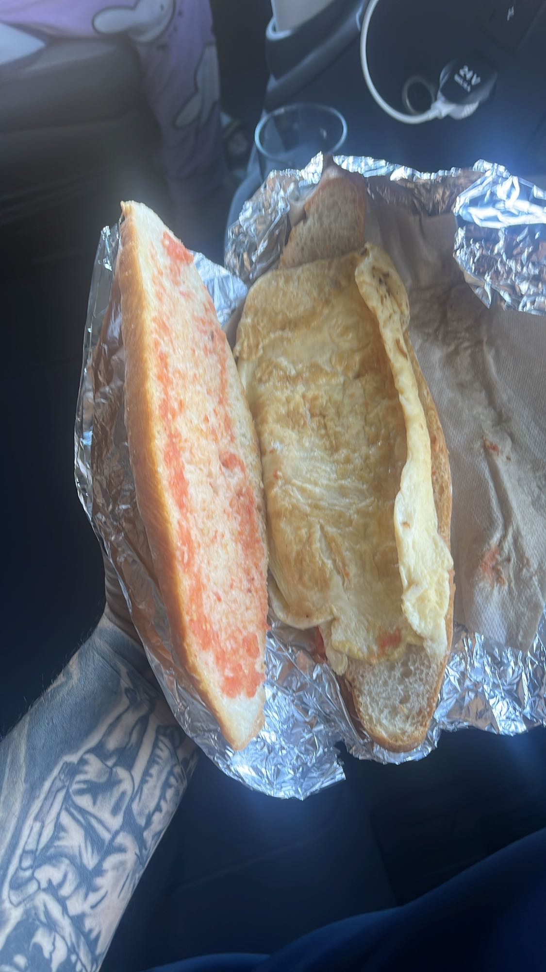 Sandviș cu omletă și pastă de roșii