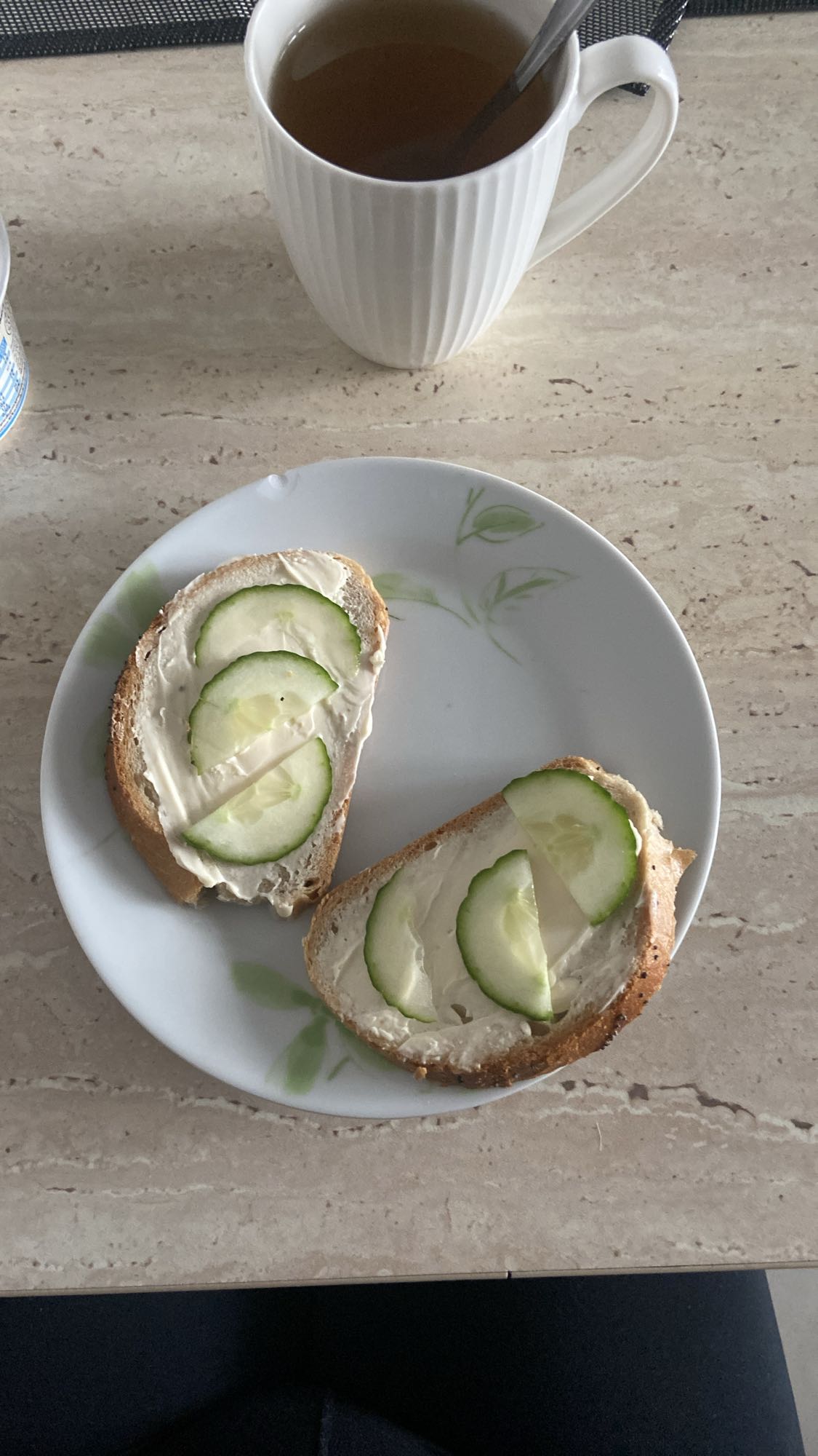 Kanapki z ogórkiem i herbatą