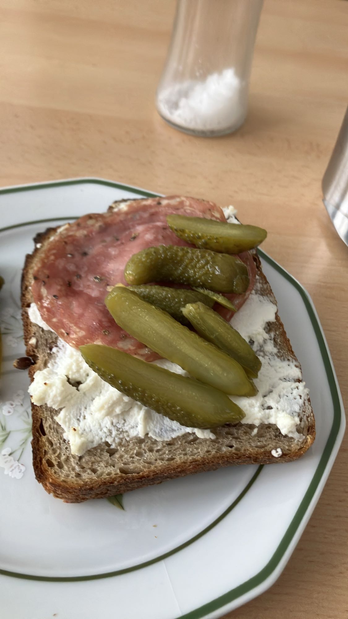 Torrada com salame e pepino