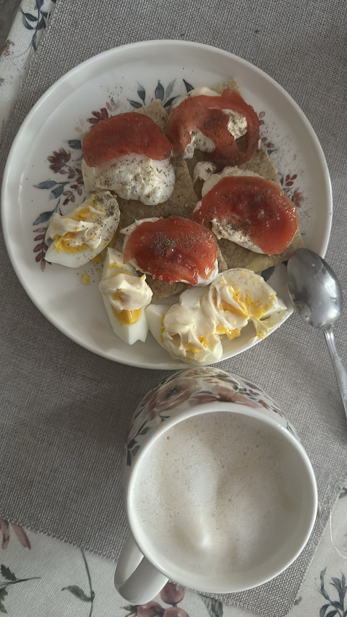 Jajka, chleb chrupki, pomidor, kawa