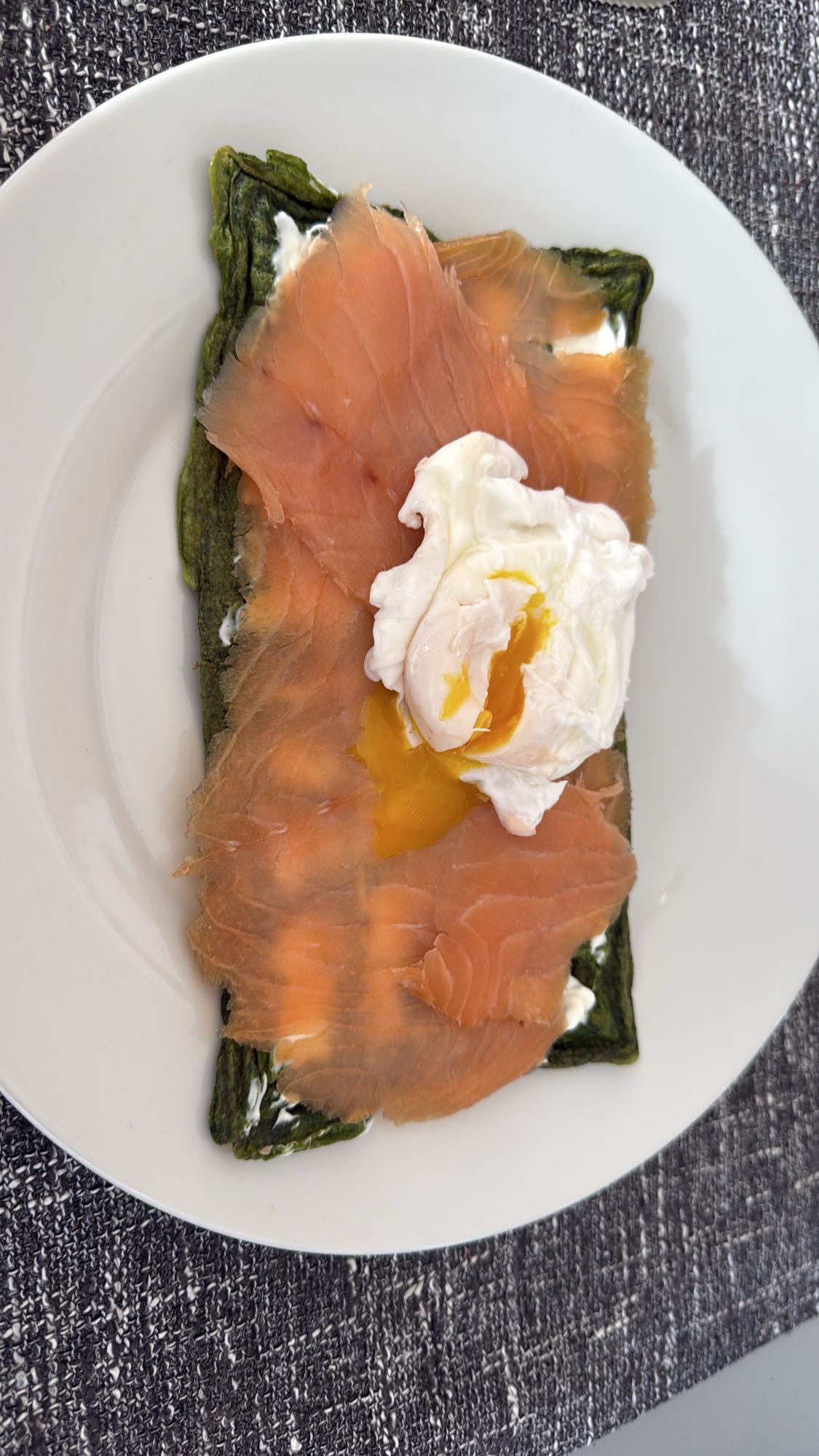 Wafe cu somon și ou poșat