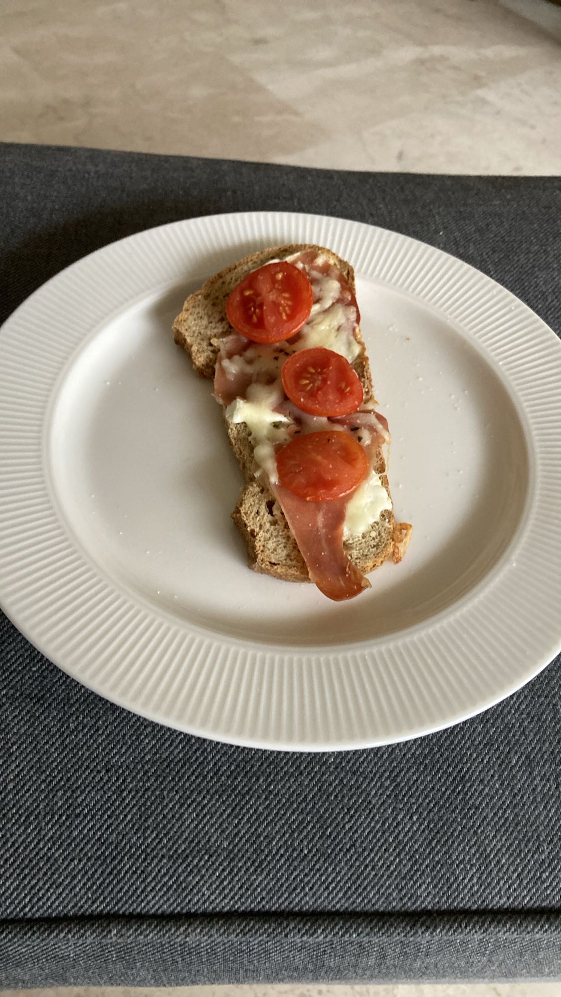 Ost- och skinksmörgås