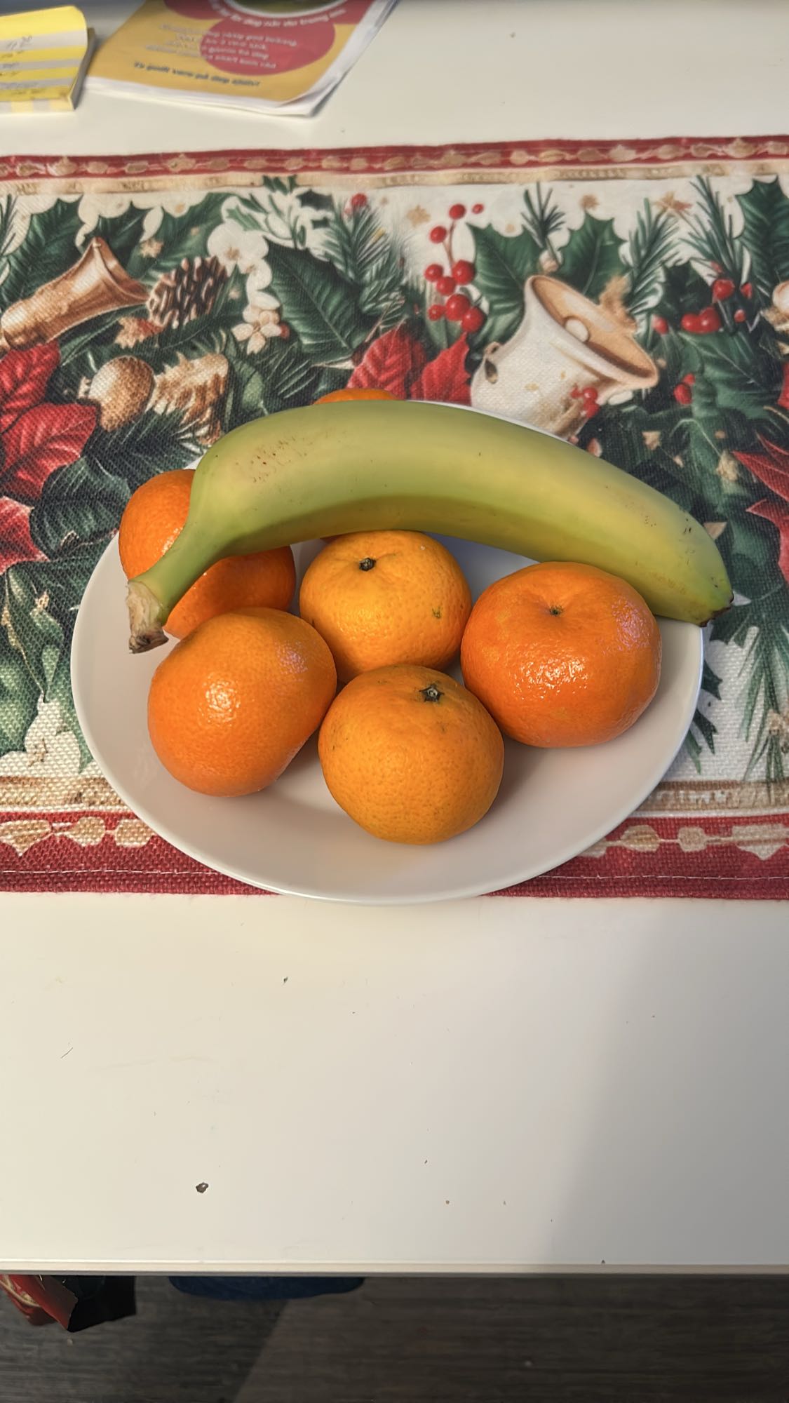 Фрукты на тарелке