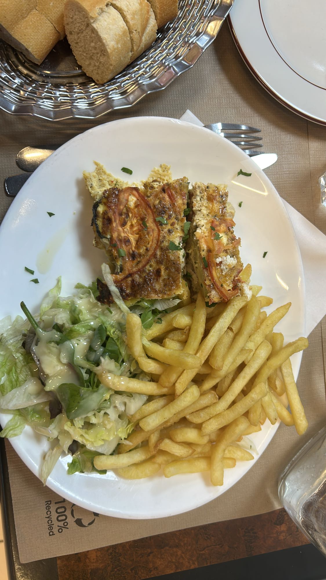 Quiche avec frites et salade