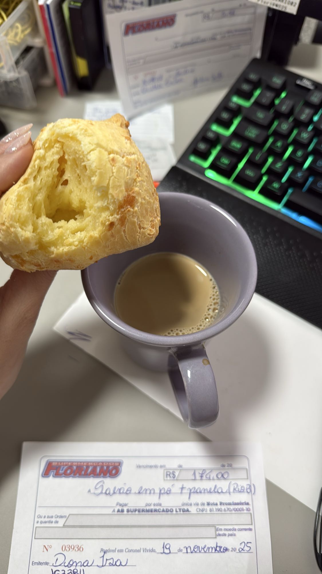 Pão de queijo e café