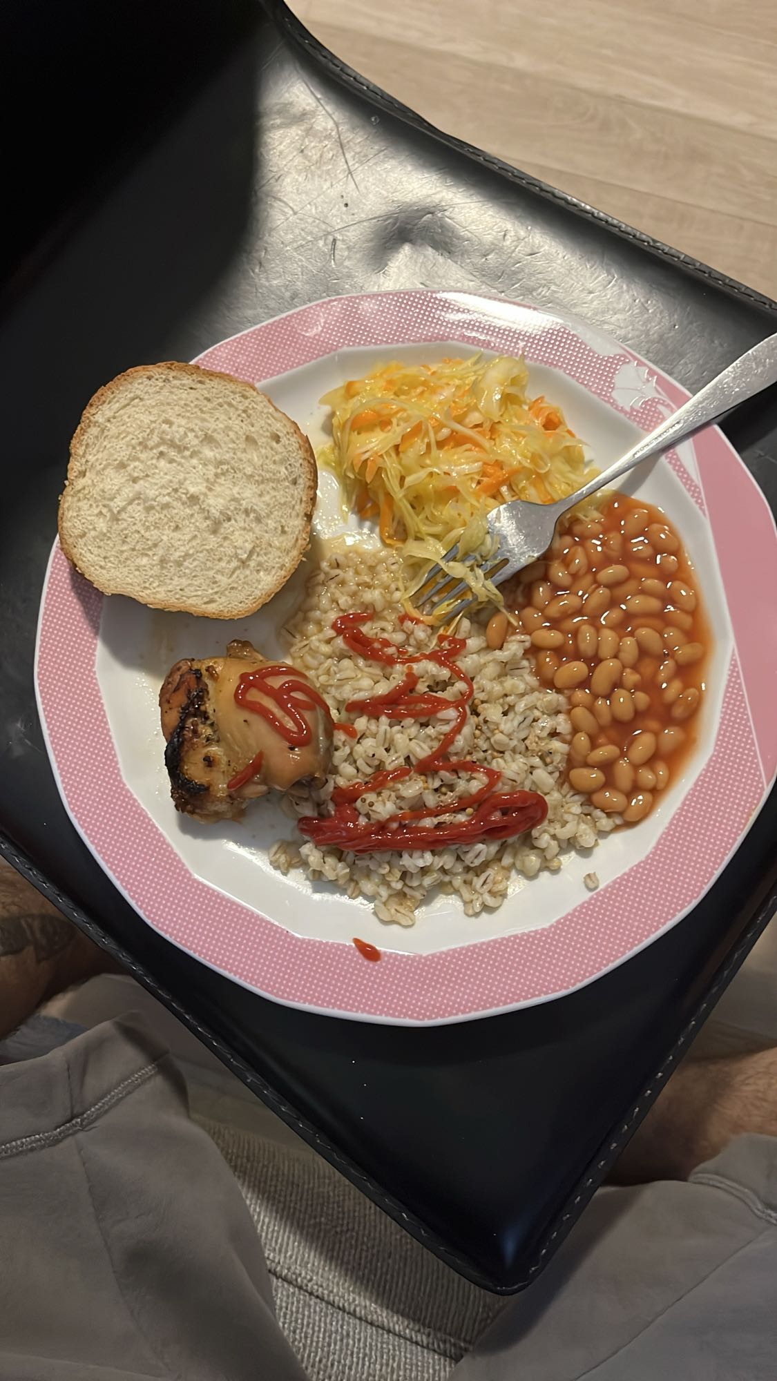 Курица с кашей и фасолью