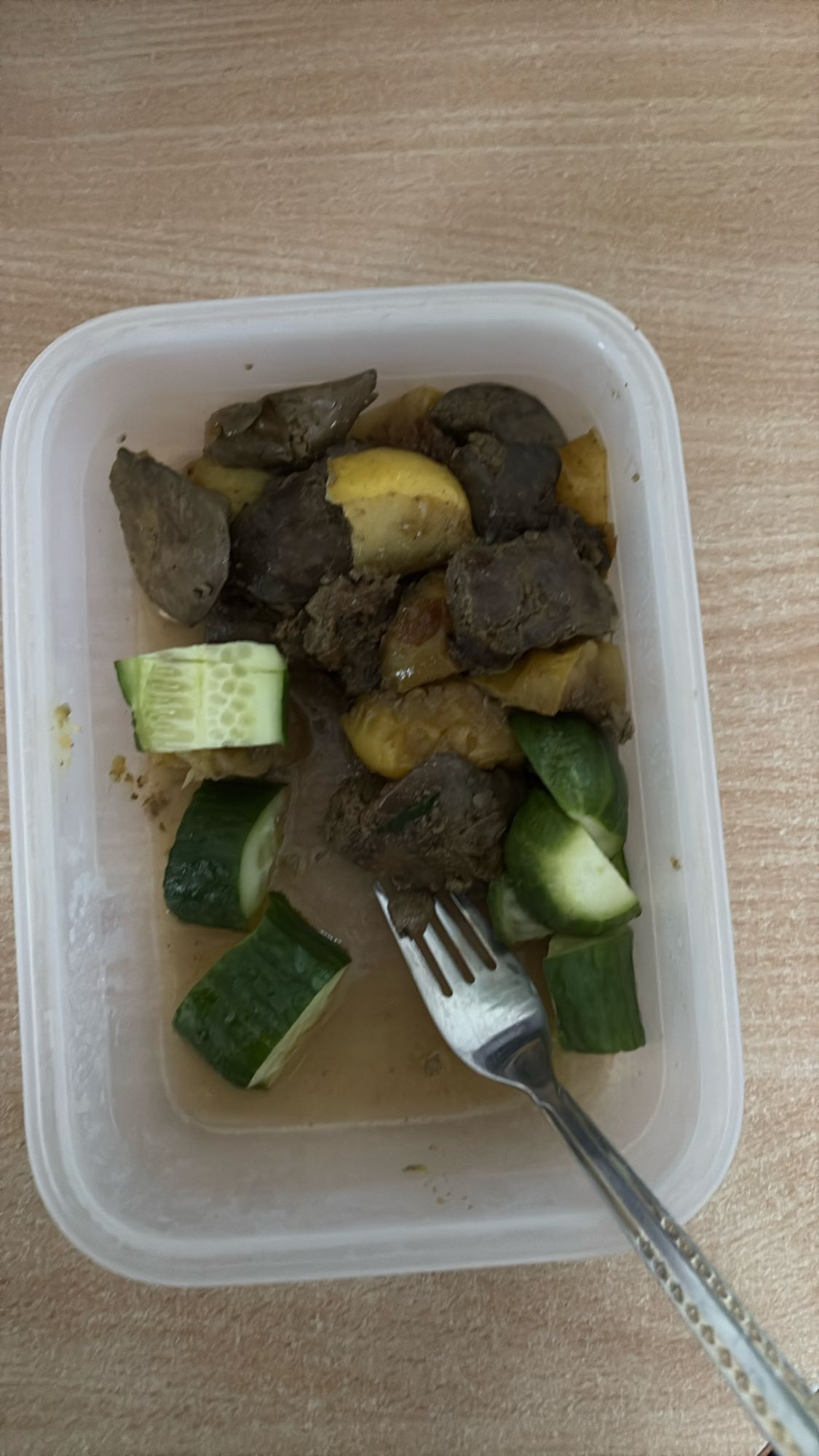 Wątróbka z ziemniakami i ogórkiem