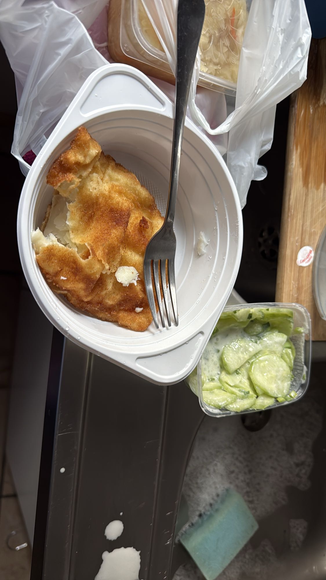 Smażona ryba z mizerią