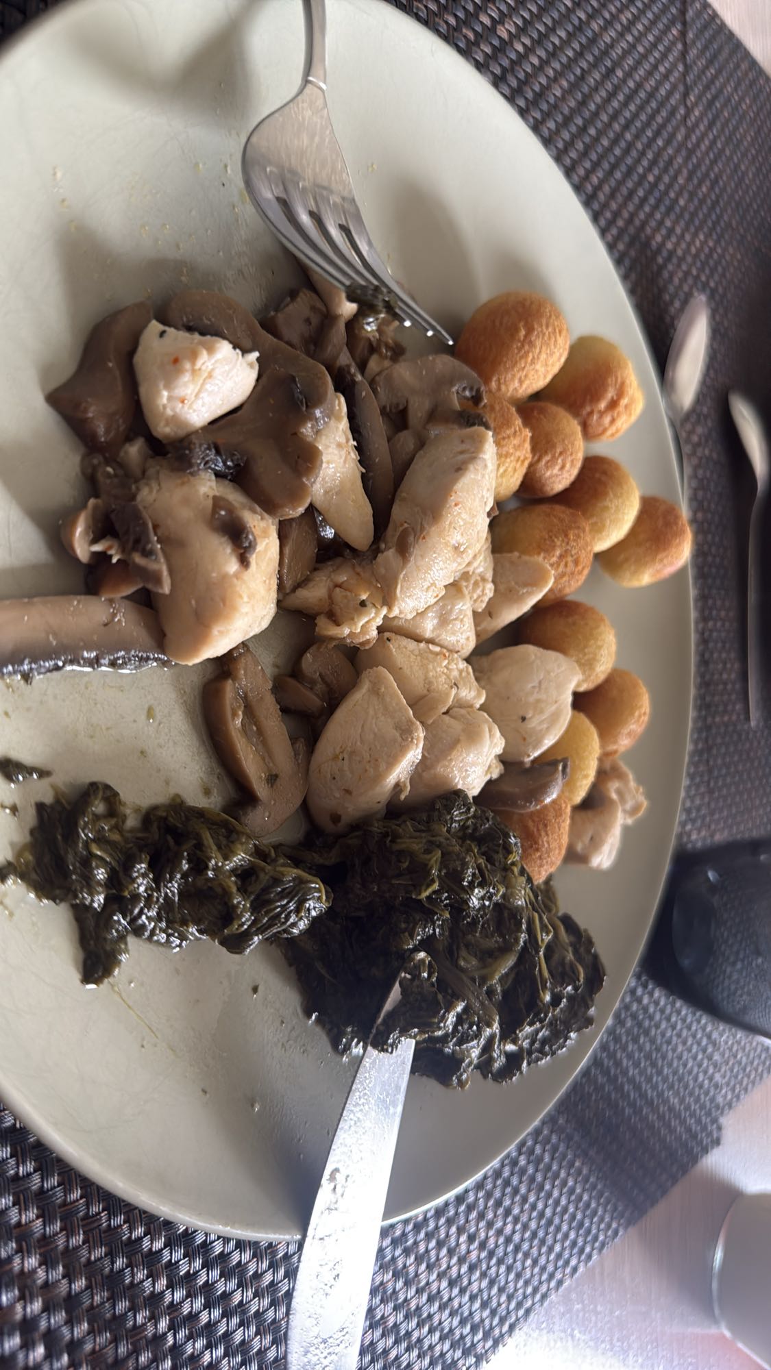 Poulet, croquettes, épinards