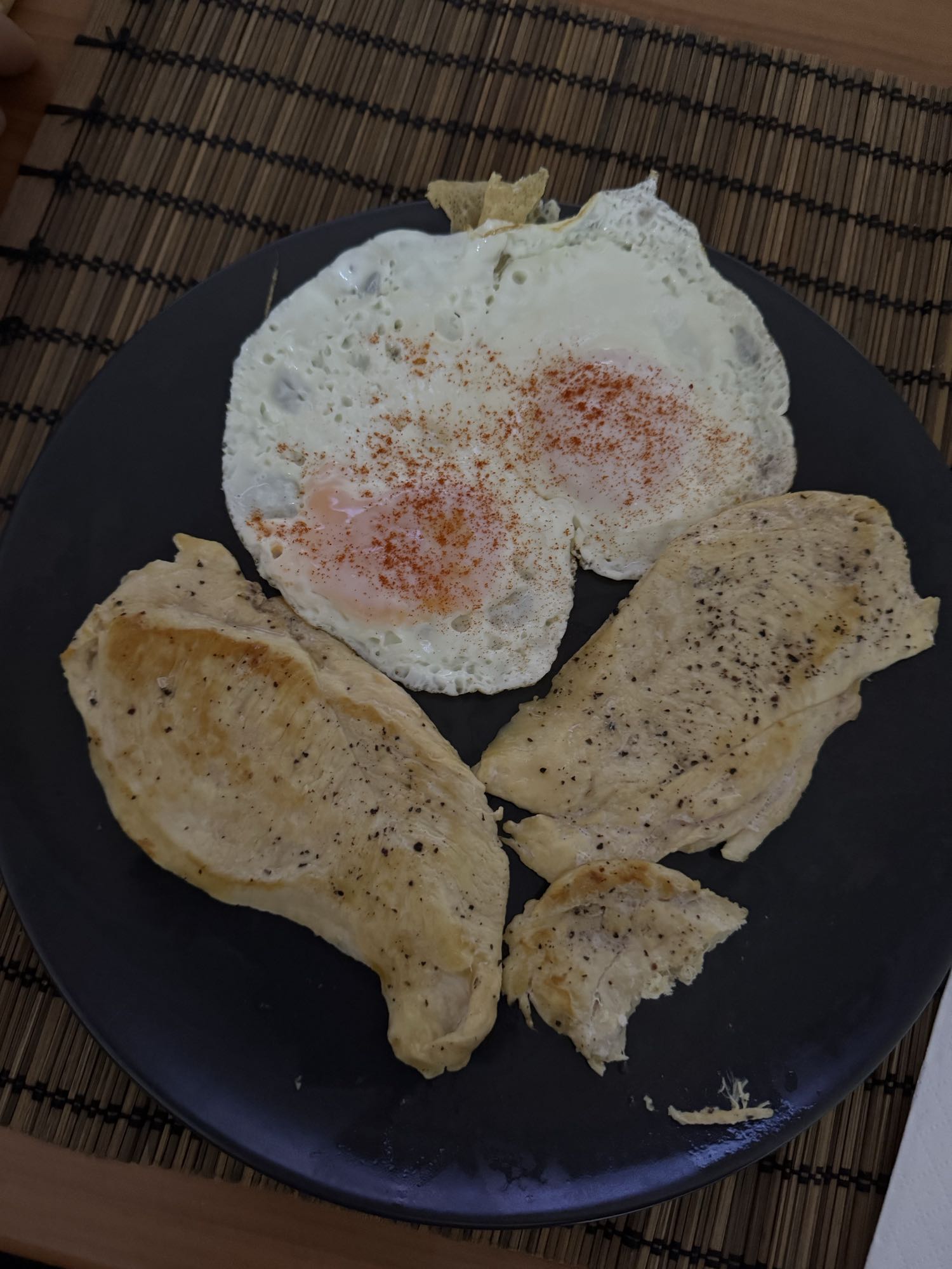 Pollo y huevos a la plancha