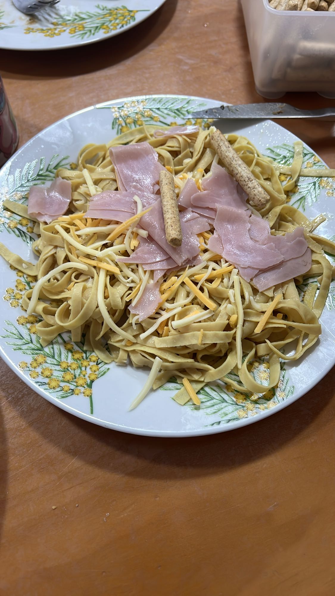 Pasta con jamón y queso