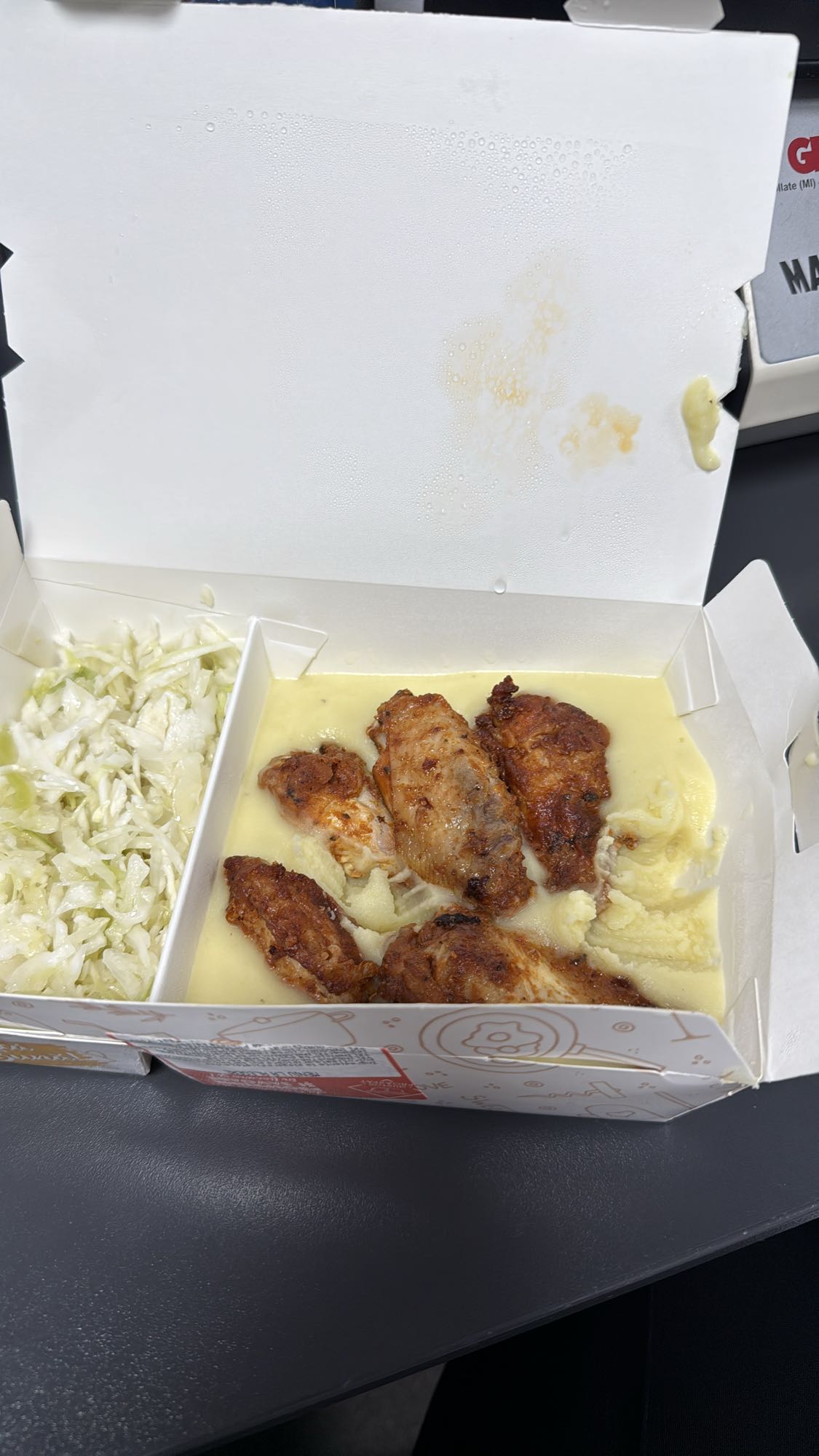 Aripioare cu piure și salată