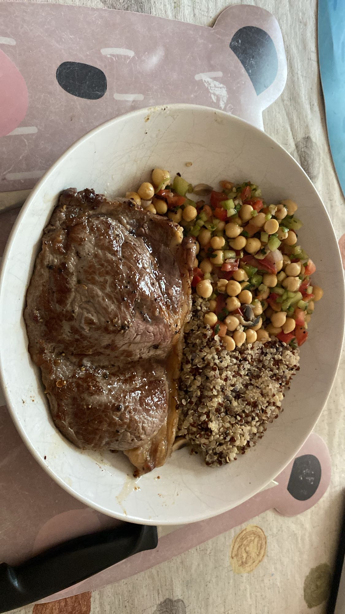 Bistec con quinoa y ensalada