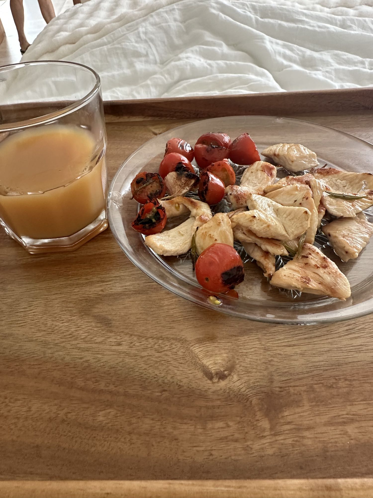 Pollo con tomates y jugo