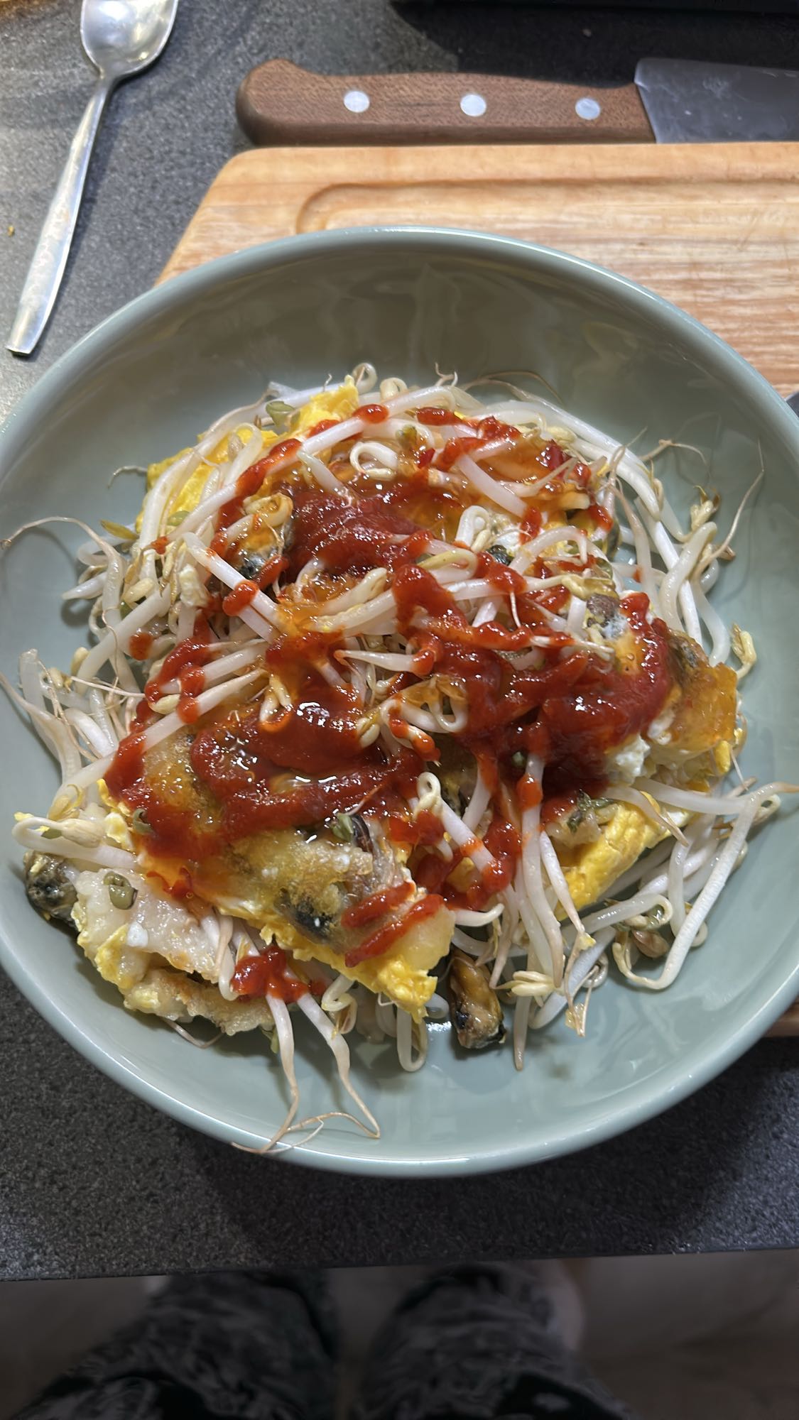 Egg og bønnespirer med saus