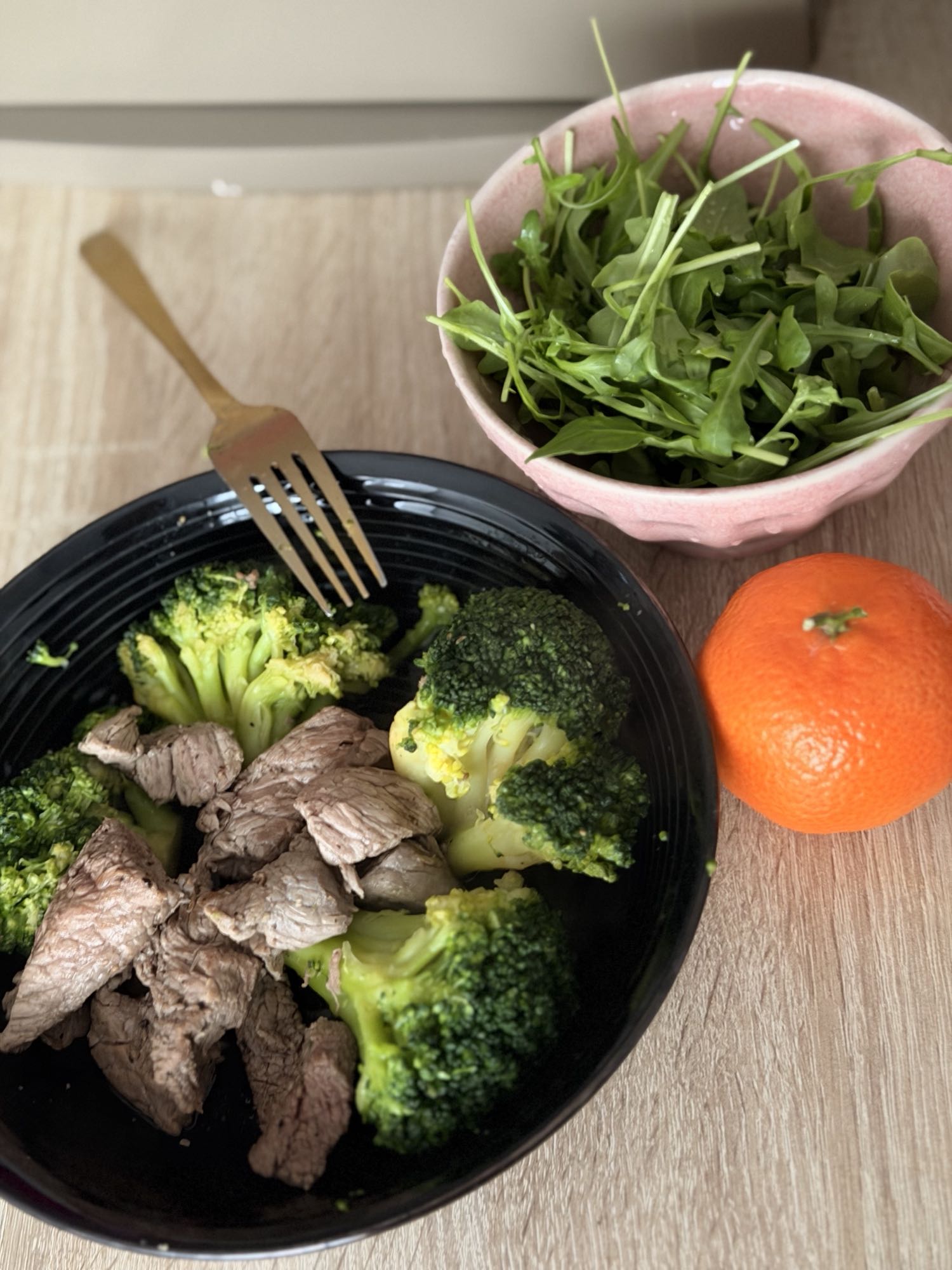 Boeuf, brocoli et salade