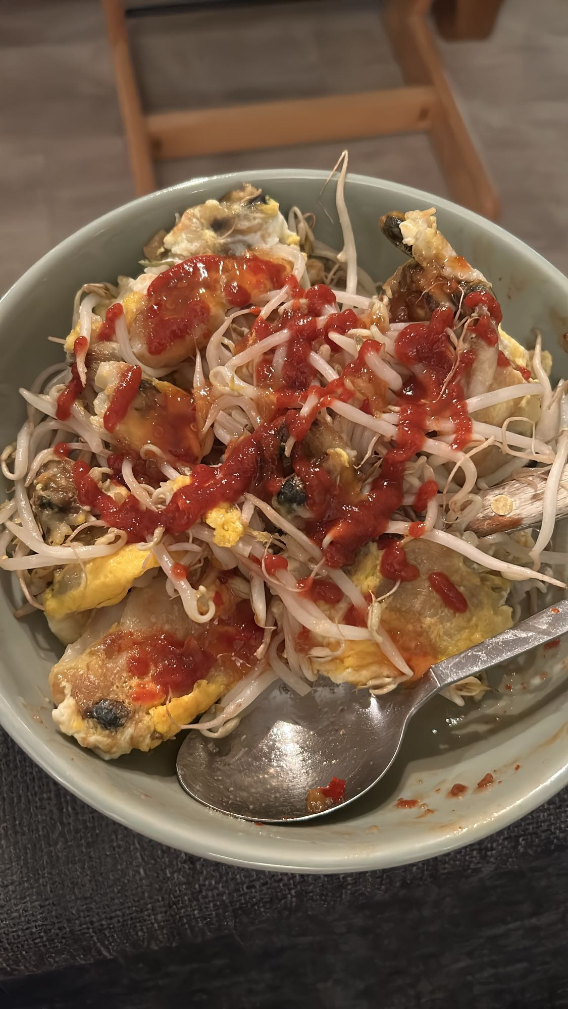 Egg og bønnespirer med saus