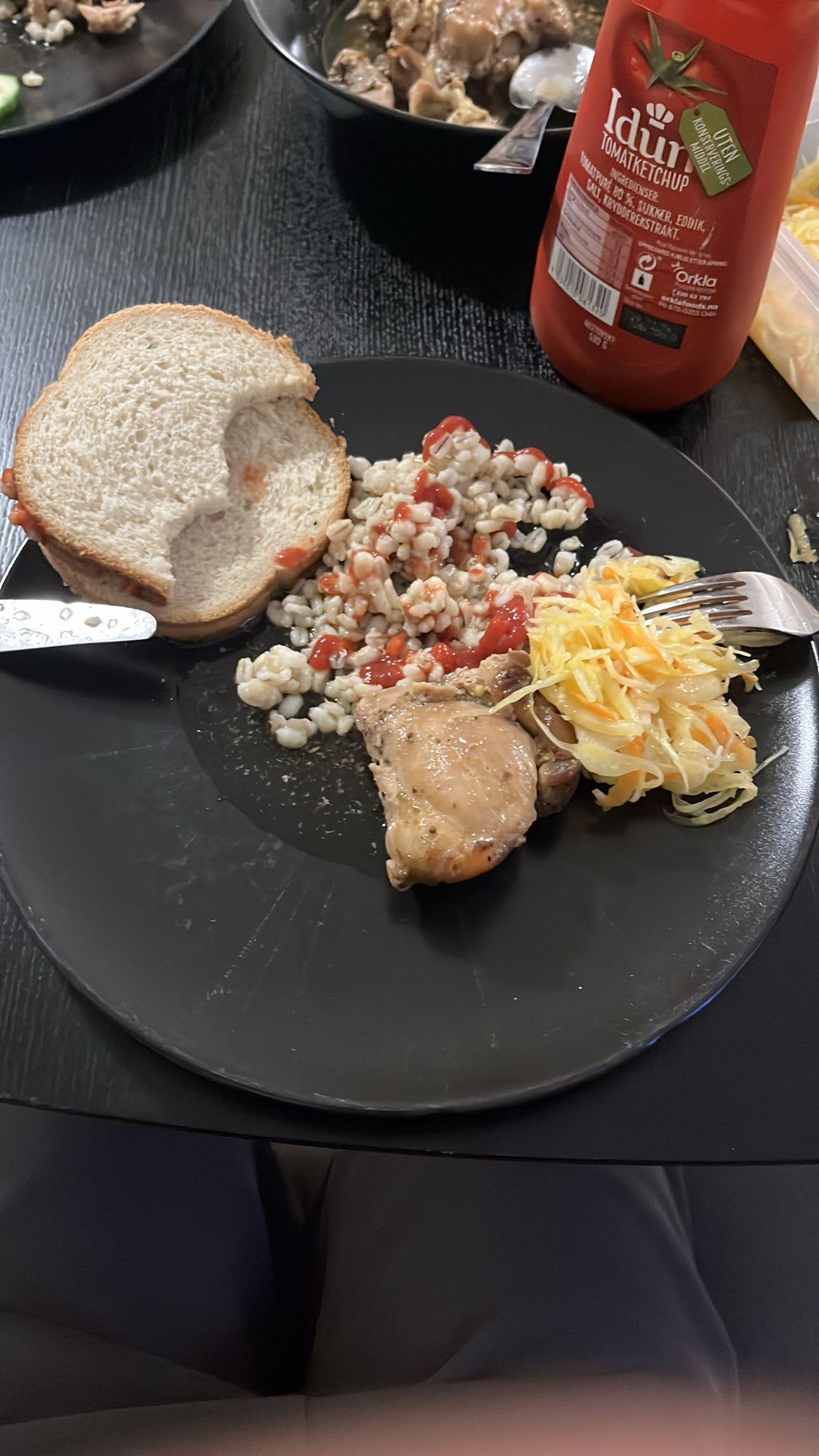 Курица с перловкой и салатом