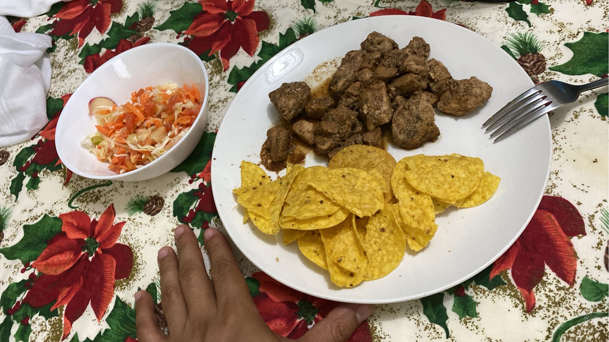 pollo, ensalada y totopos