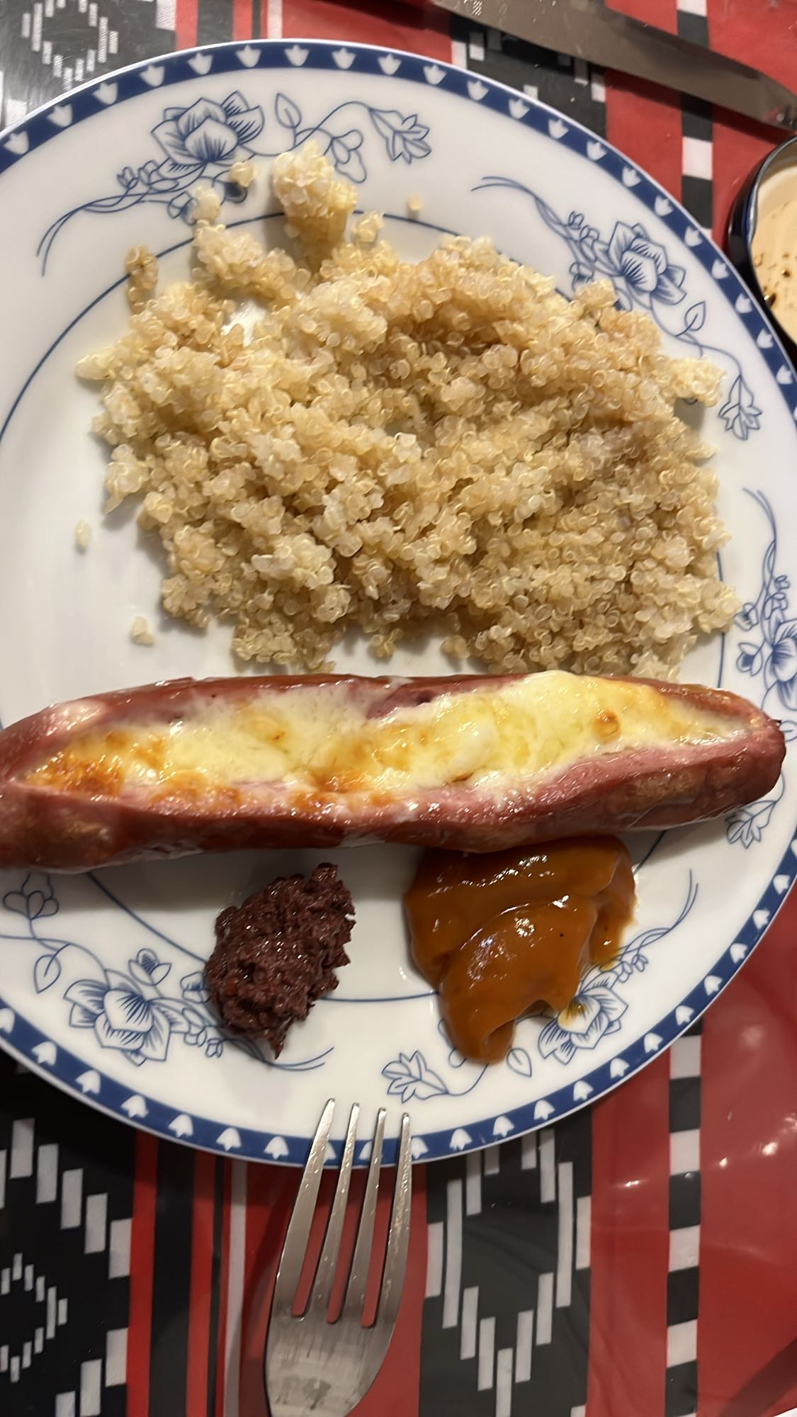 Киноа с наденица и сосове