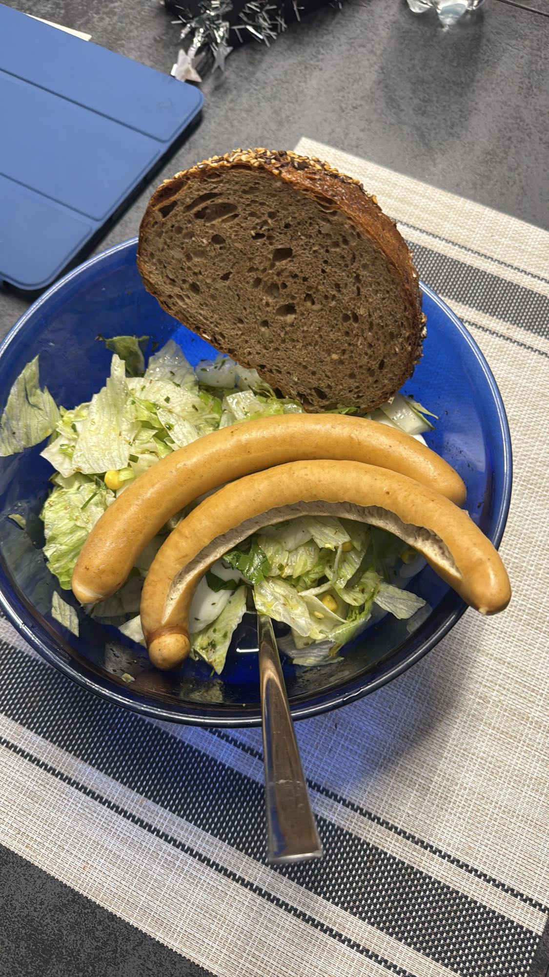 Wurstsalat mit Brot