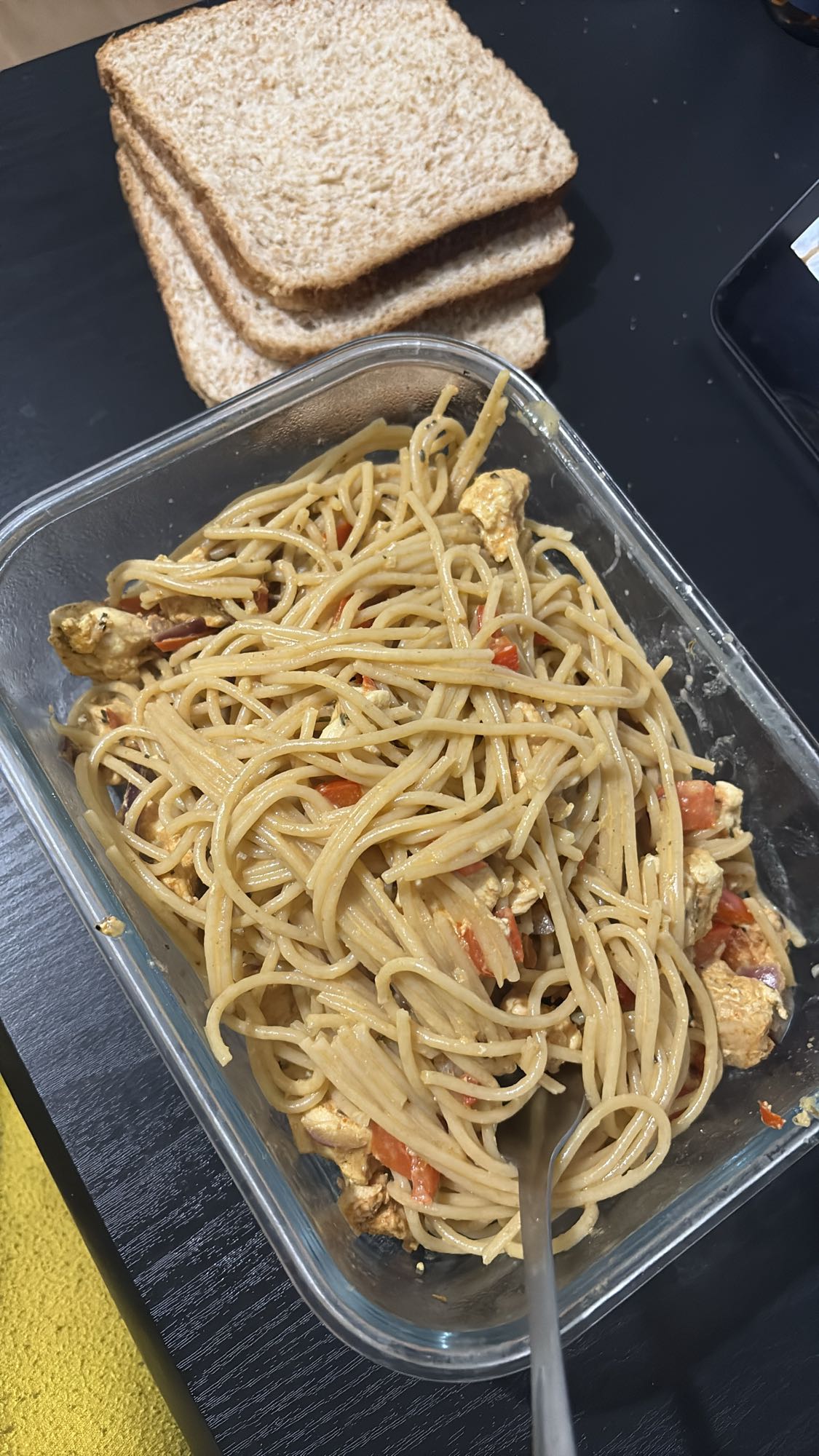 Pâtes au poulet et pain