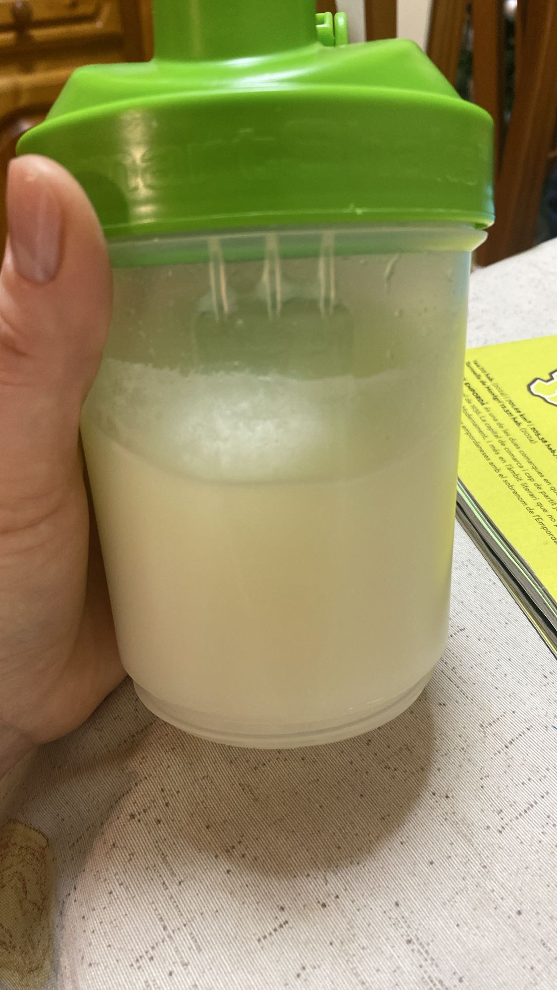 batido de proteína con arepa, aguacate y crema de queso