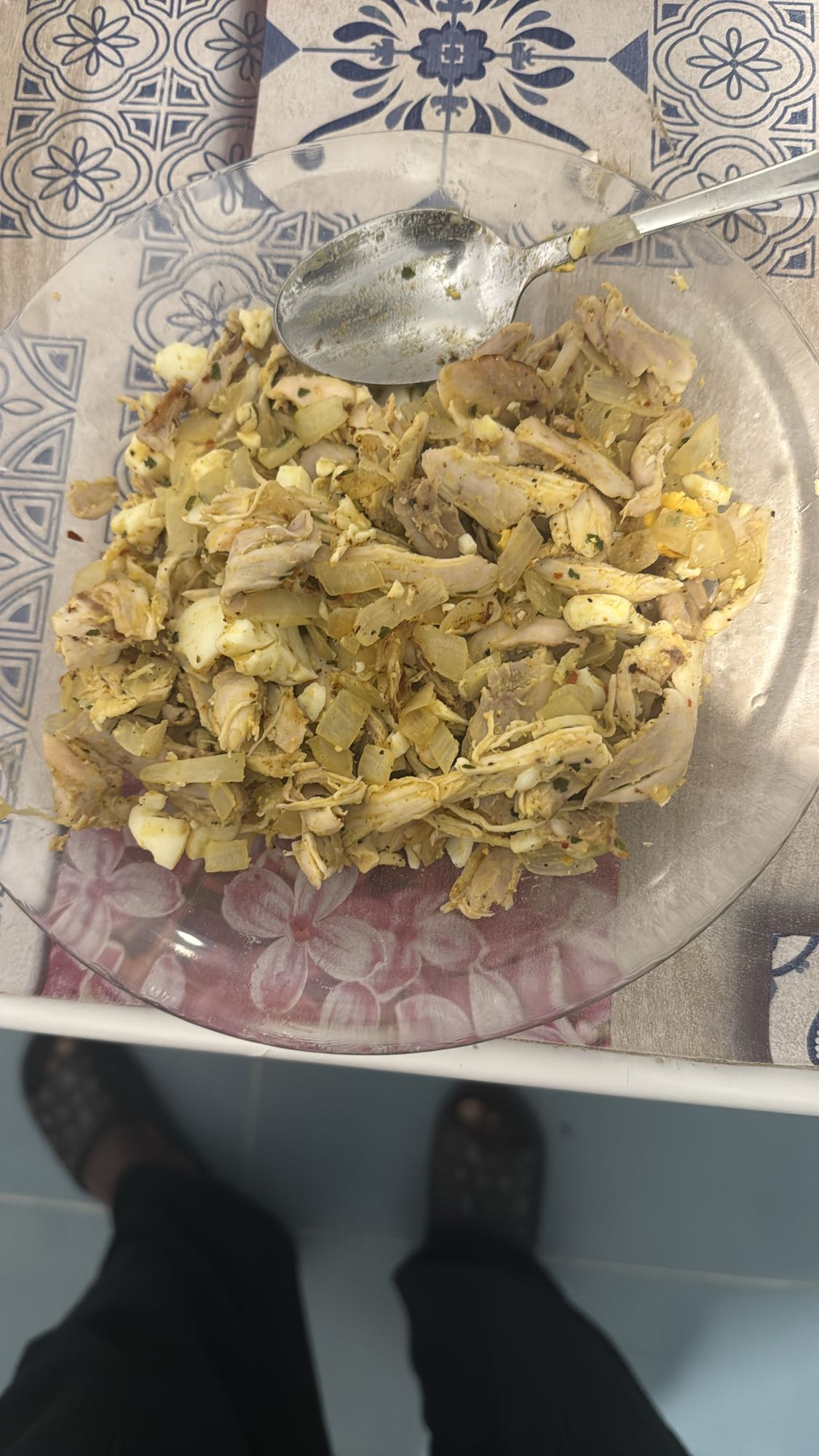 Pollo con cebolla y huevo