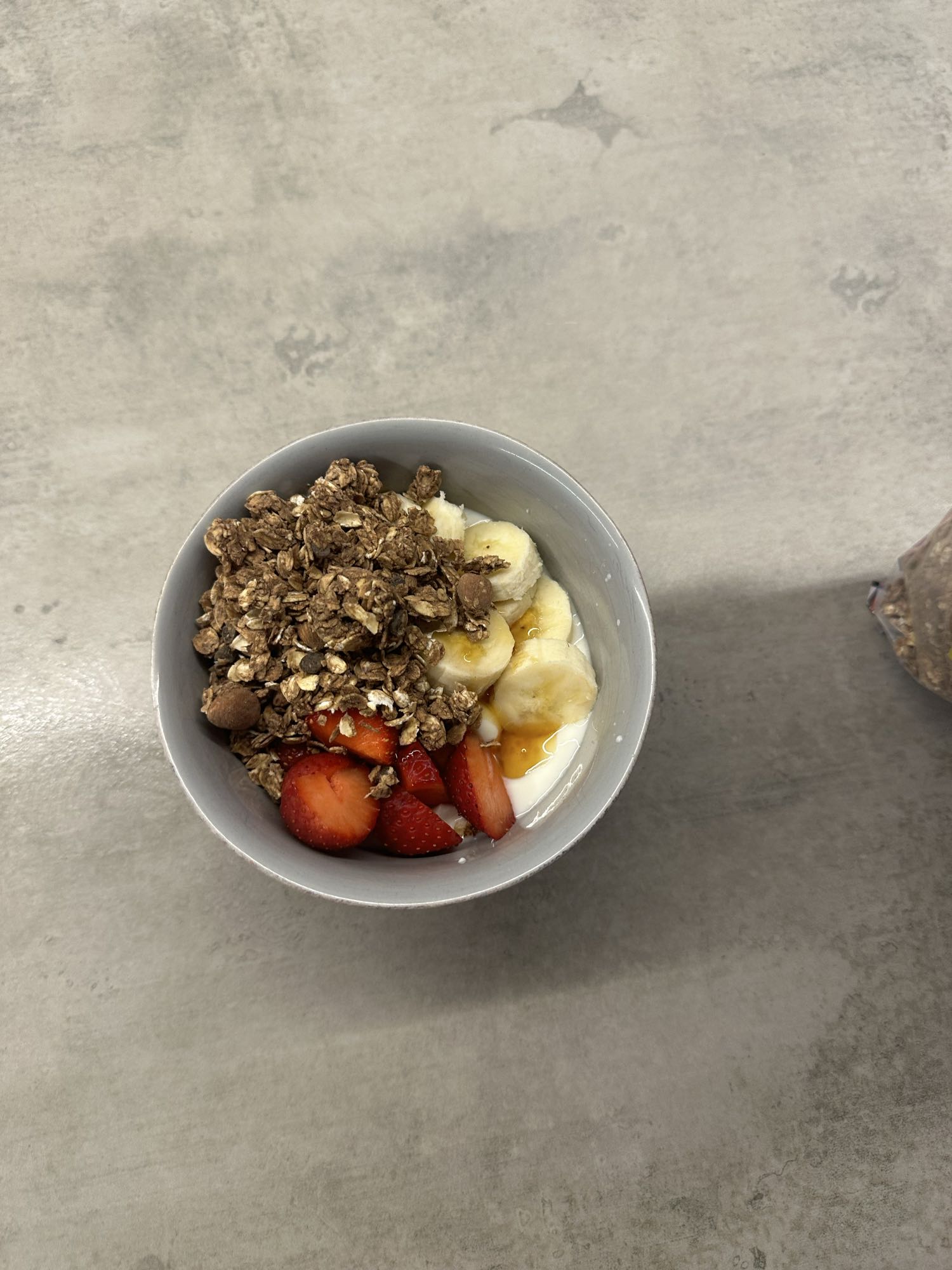 Yogur con frutas y granola