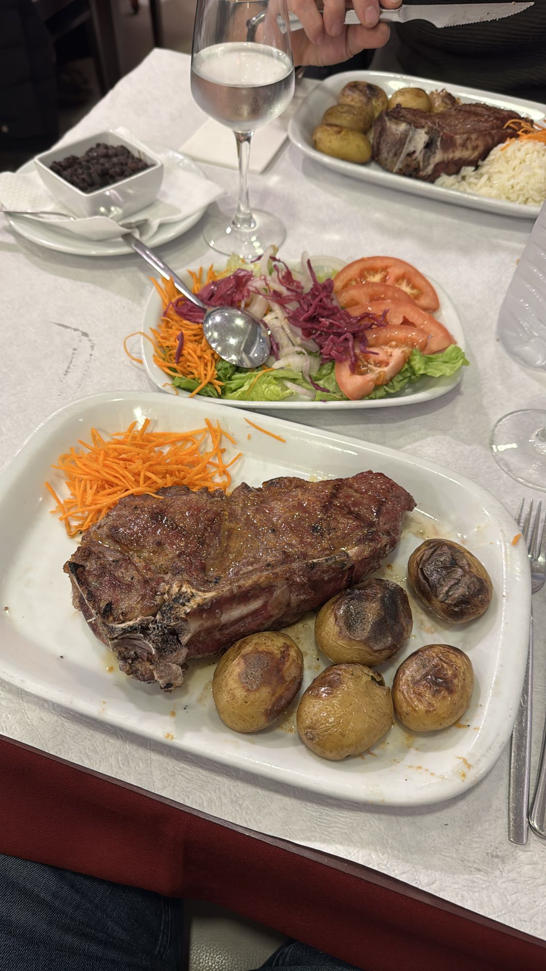 Bife com batatas e salada