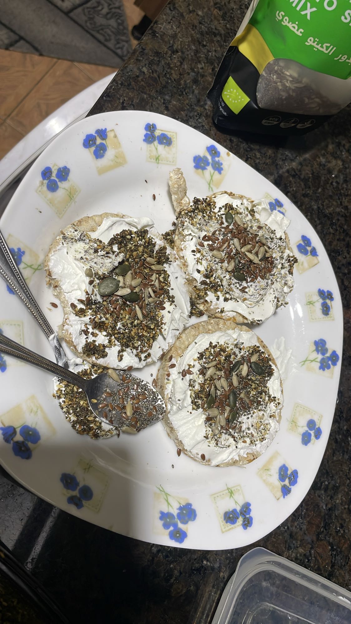 Rice cakes with cream cheese