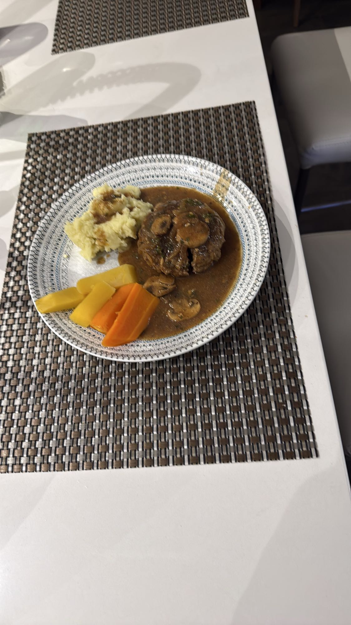 Boeuf sauce, purée, légumes