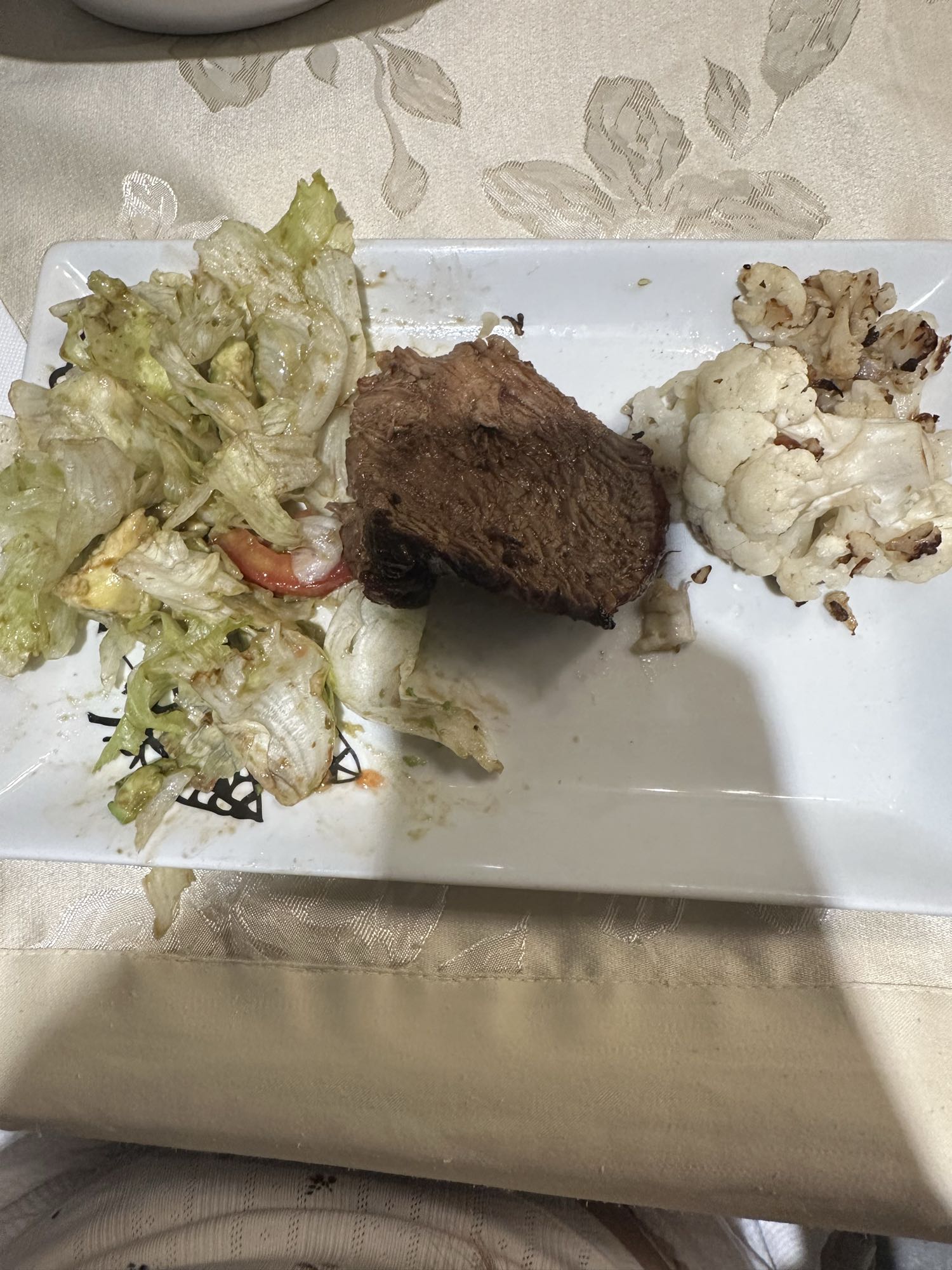 Carne con ensalada y coliflor