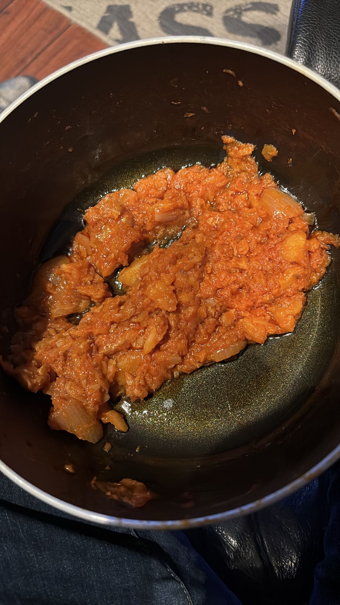 Tomatsaus med løk og litt bacalao