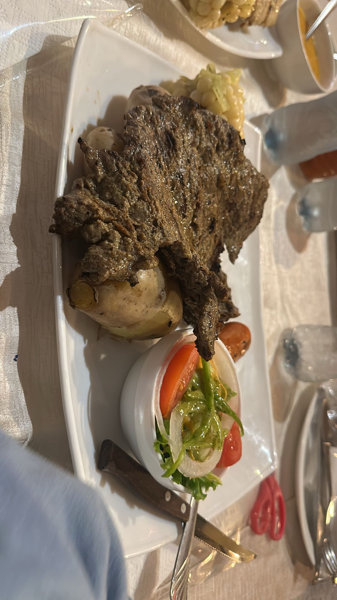 Carne con papas y ensalada