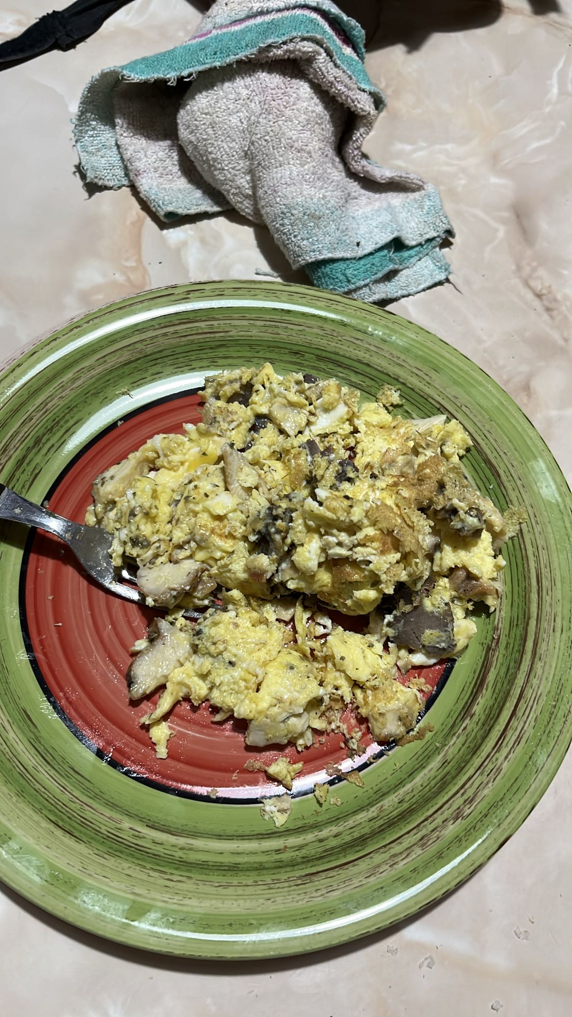 revuelto de huevo y carne