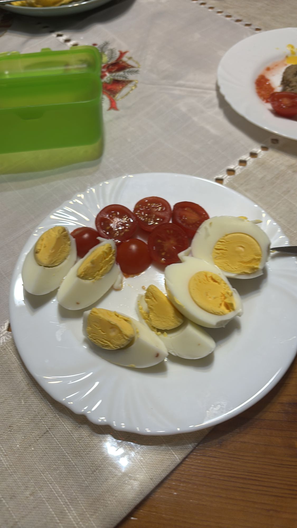 Főtt tojás paradicsommal