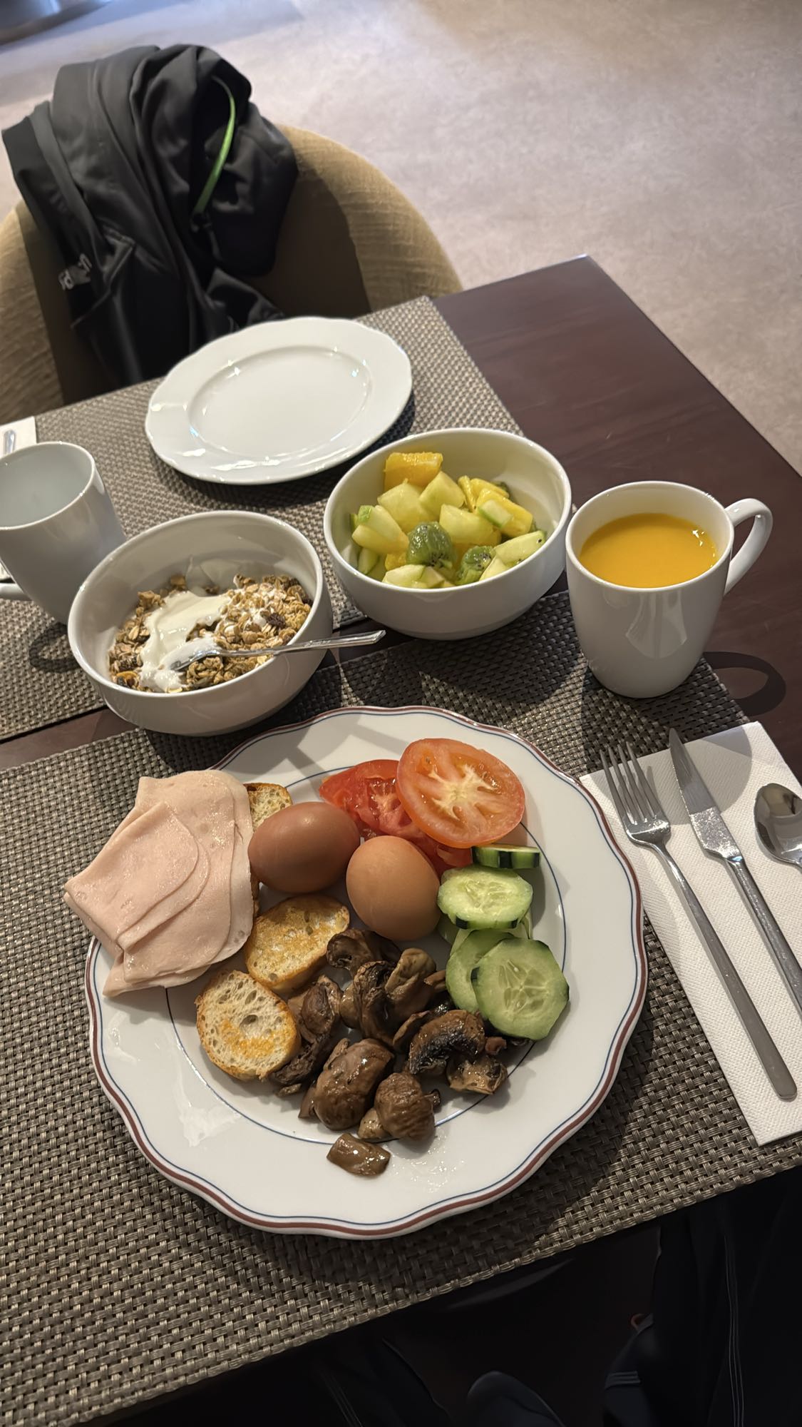 Kahvaltı tabağı ve meyve