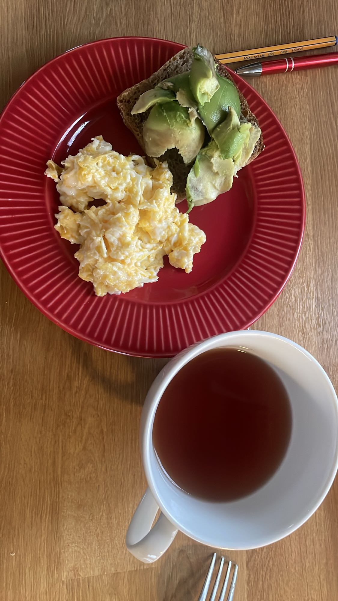 Jajecznica, awokado, herbata