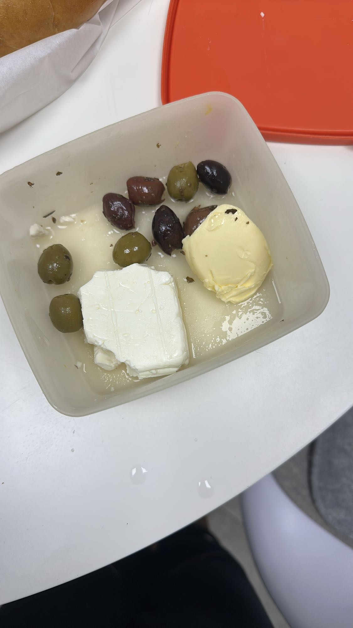 Zeytin, beyaz peynir ve tereyağı