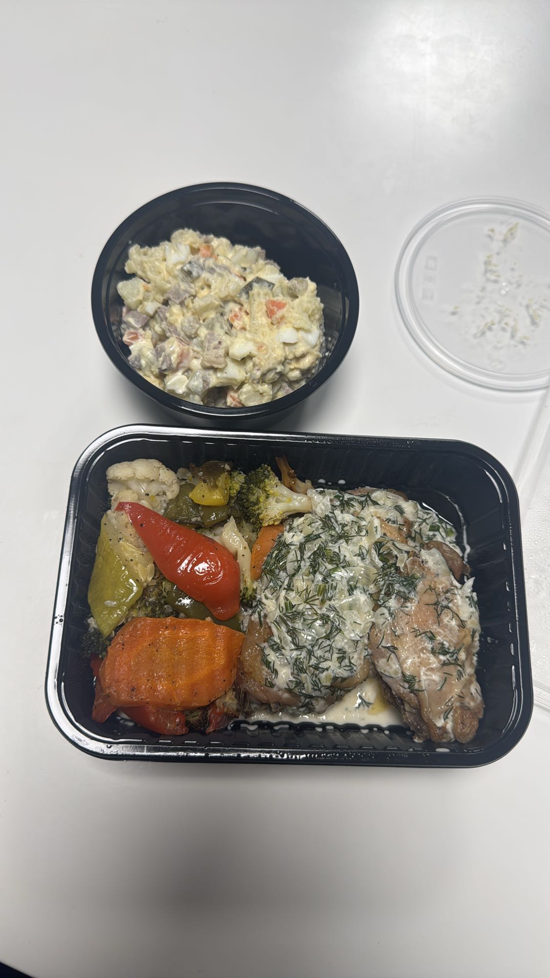 Курица с овощами и салатом