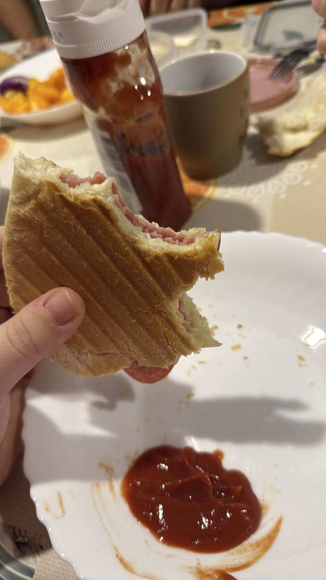 Sandviș cu salam și ketchup