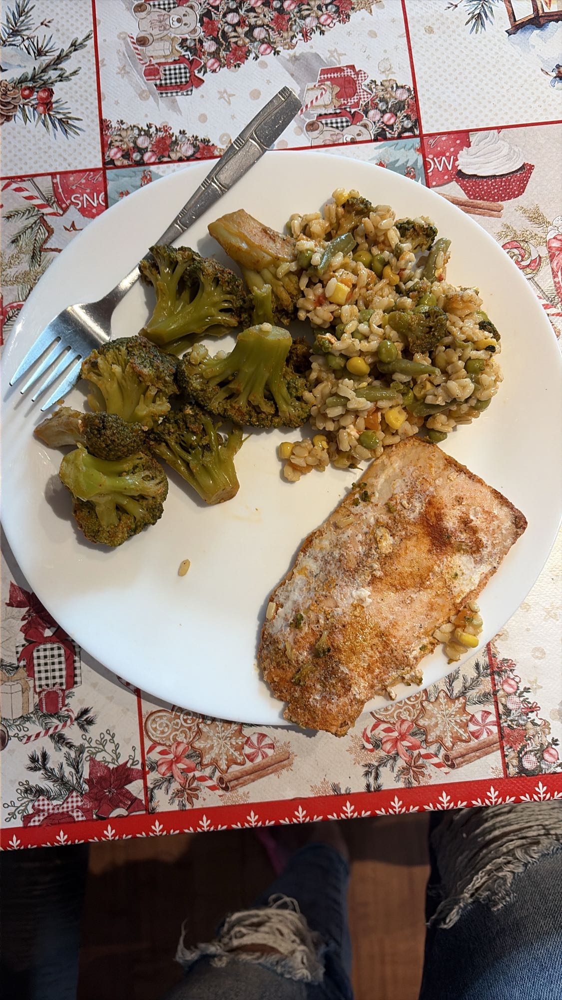 Somon sălbatic cu broccoli și orez brun