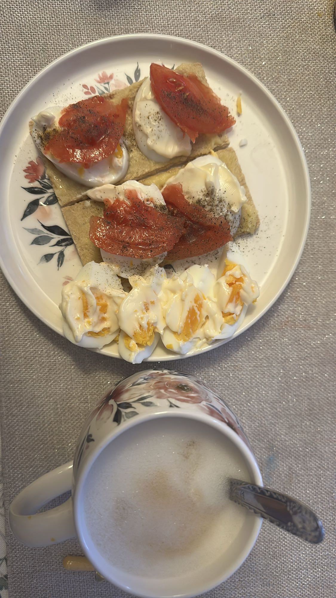 Jajka z pieczywem i kawą