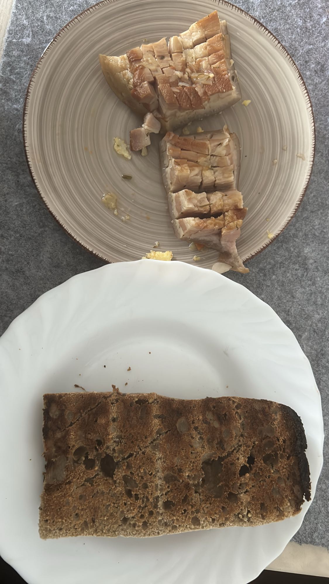 Cerdo con pan integral