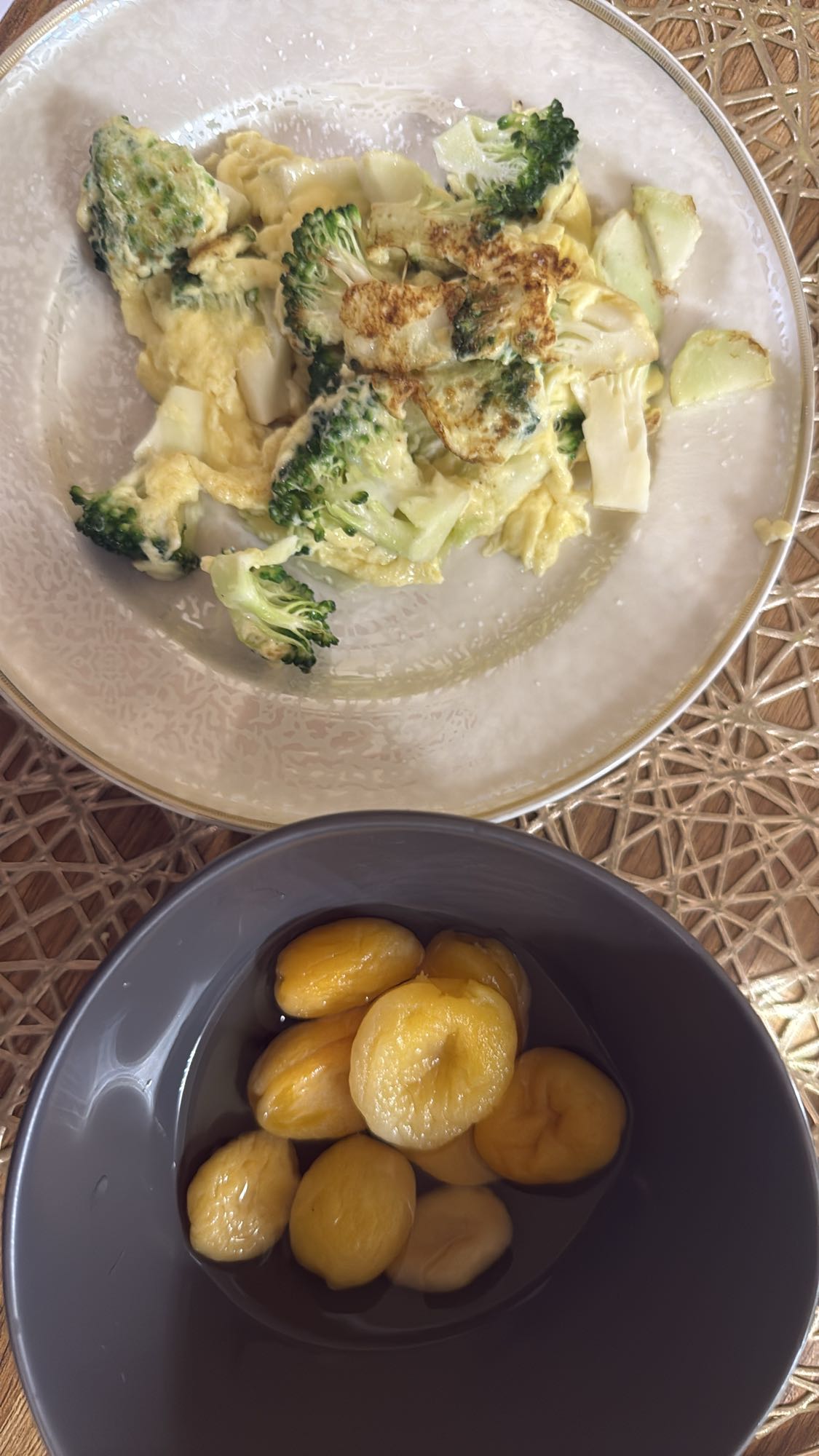 омлет с брокколи и персики